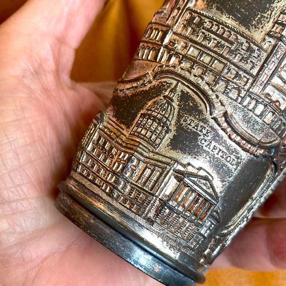 Very vintage souvenir of Atlanta heavy pencil cup with landmarks. Old patina - Picture 6 of 10